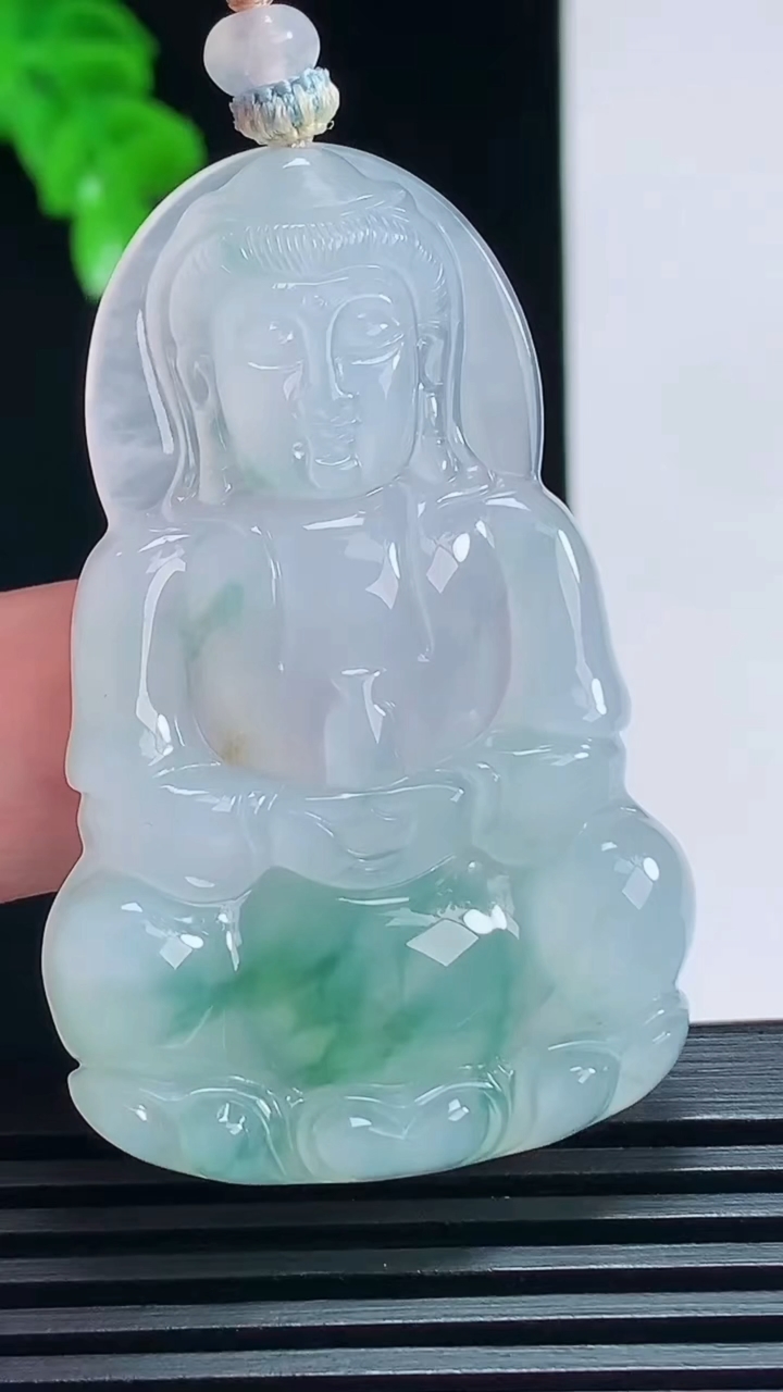 天然A货翡翠冰种飘花正装观音吊坠，尺寸50-32.2-5.3 重量:18.11g
7月8日