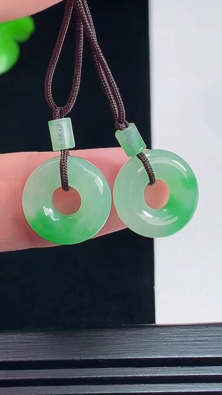 天然A货翡翠平安环吊坠一对，尺寸13.6-3.6 重量:3.24g
7月8日