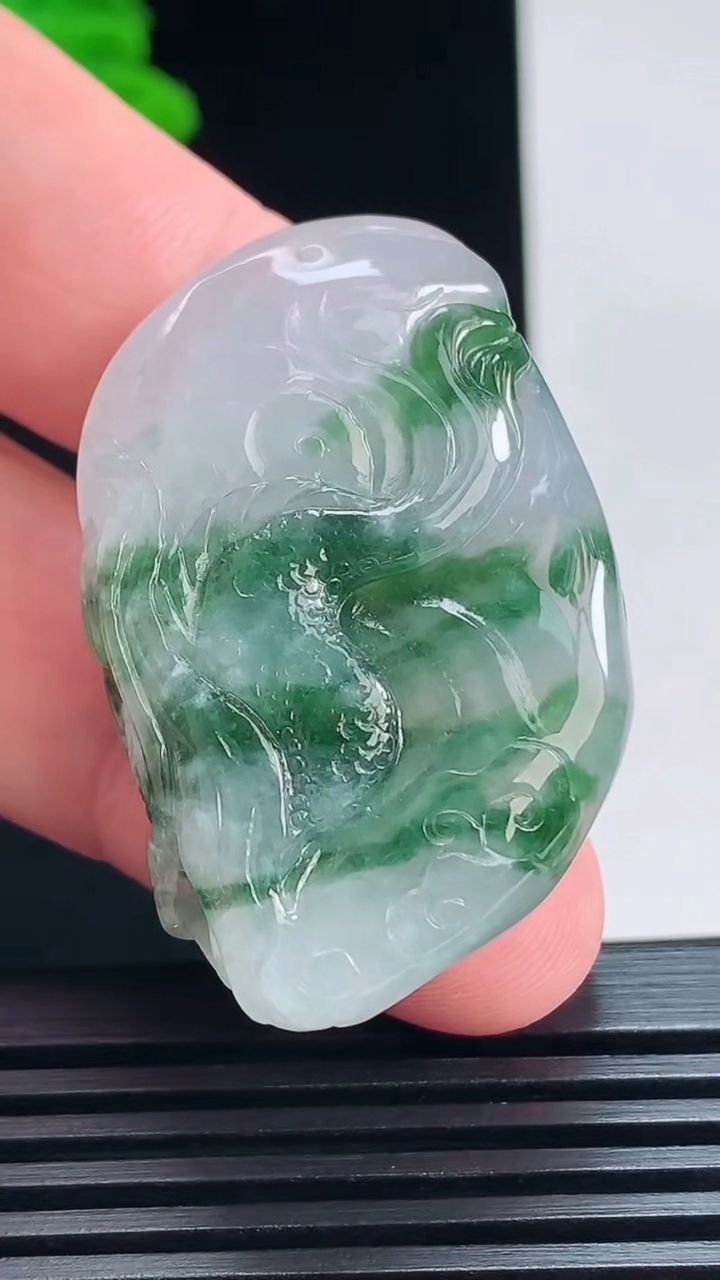 天然A货翡翠飘花御龙 悟道佛吊坠，尺寸42-27.6-13.6 重量:23.97g
7月8日