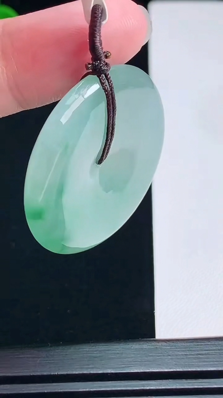 天然A货翡翠平安扣吊坠，尺寸35-5.6 重量:15.39g
7月8日