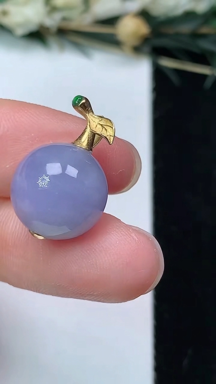 天然A货翡翠k金紫罗兰圆珠吊坠，尺寸12.3，重量:3.42g7月8日
工厂直销收藏佳品,种好水足，色泽均匀，有种有色，上手高大气！
