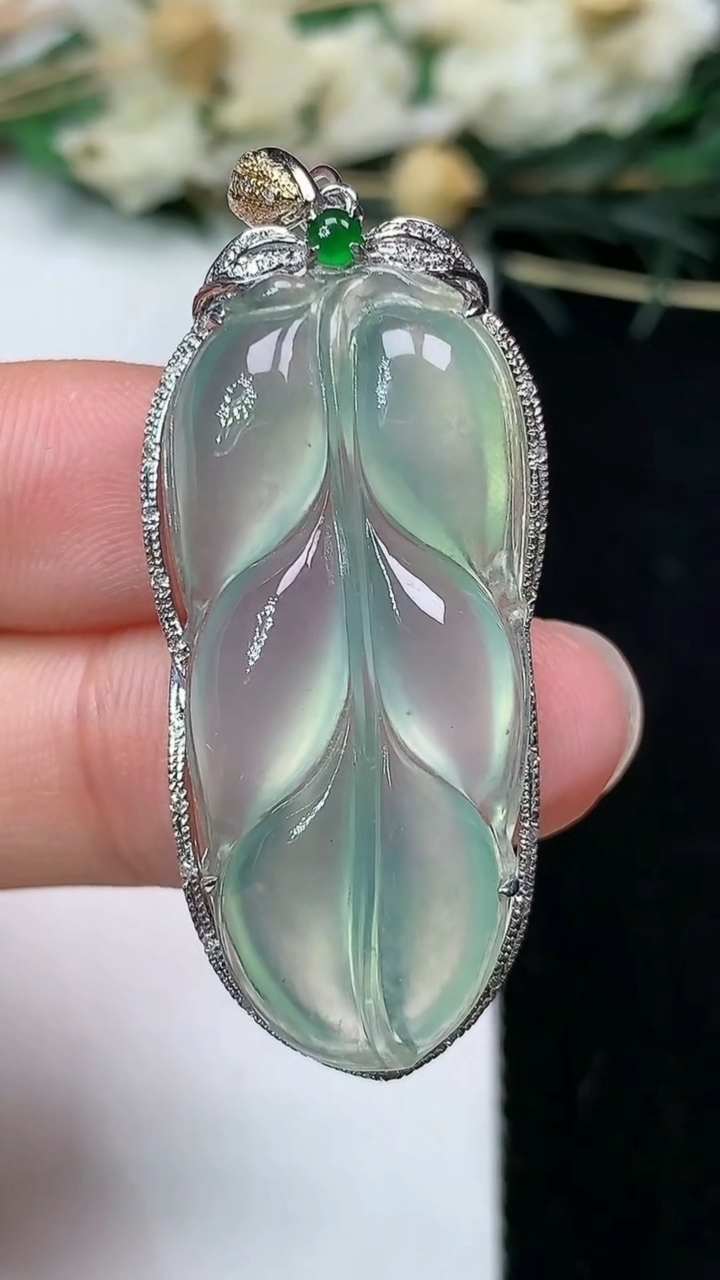 天然A货翡翠金枝玉叶 叶子吊坠，尺寸44-18-7，裸石34.2-15.8，重量:5.88g
7月8日