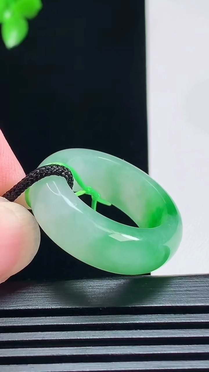 天然A货翡翠玉指环 戒指，尺寸19.6-8.2-4.2 重量:8.28g2026年7月8日
工厂直销收藏佳品,种好水足，色泽均匀，有种有色，上手高大气！