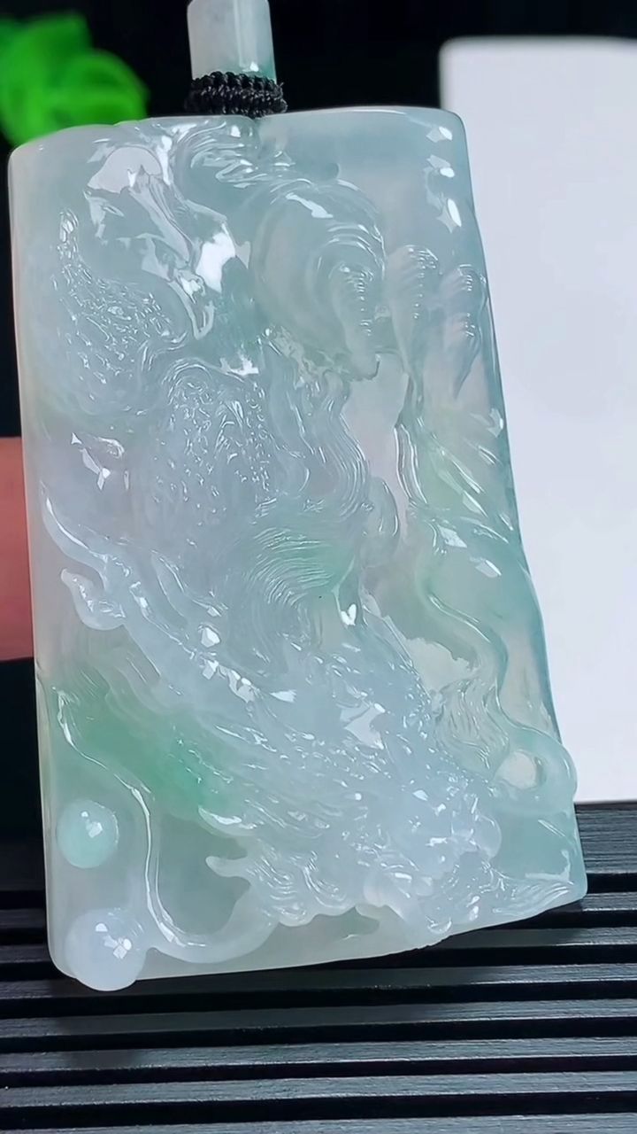 天然A货翡翠龙牌吊坠，尺寸55.6-36-10 重量:39.13g
7月8日