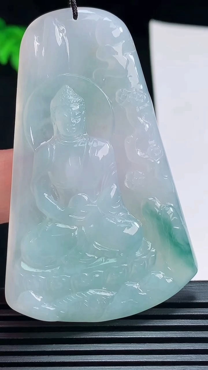 天然A货翡翠飘花大日如来佛吊坠，尺寸65.2-41.6-4.6 重量:27.90g
7月8日