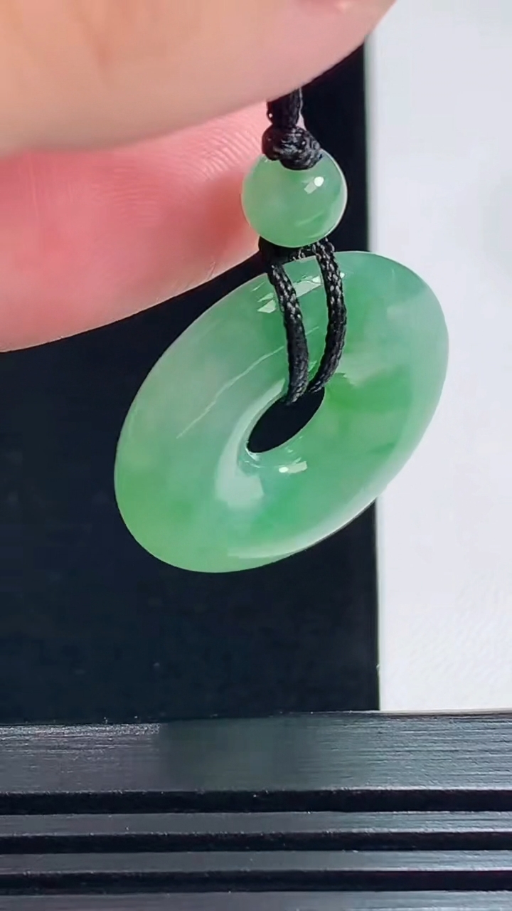天然A货翡翠平安环吊坠，尺寸25-5.6 重量:7.47g
7月8日