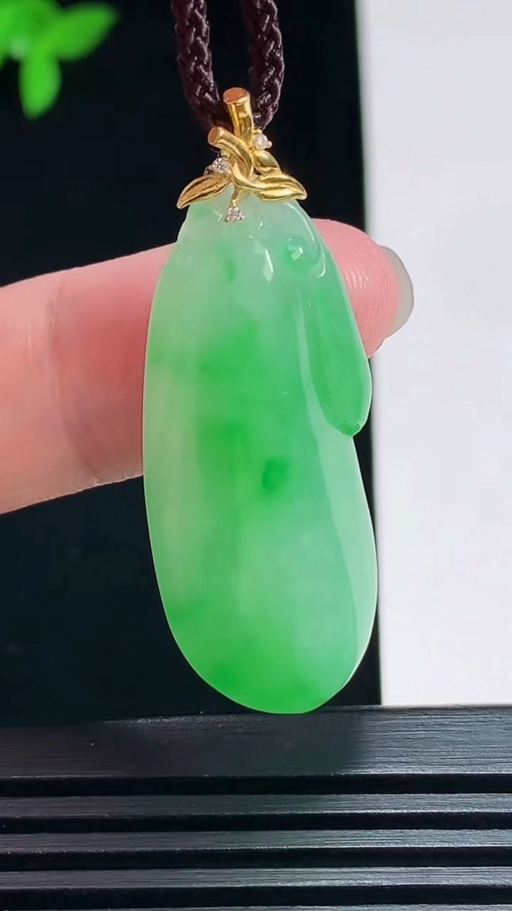 天然A货翡翠福瓜吊坠，尺寸36-16-8.5 重量:9.85g
7月8日