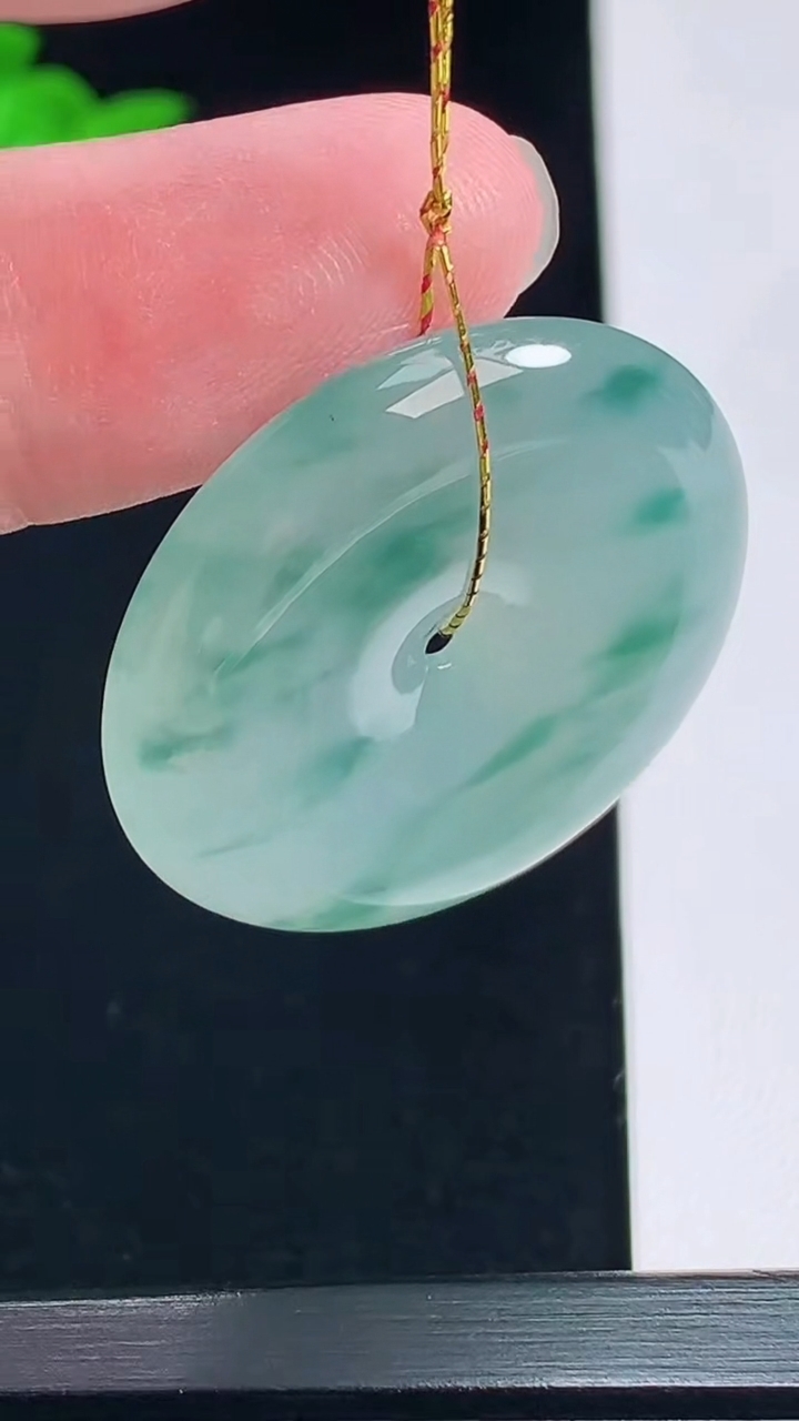 天然A货翡翠种飘花平安扣吊坠，尺寸31.5-6.5 重量:13.80g
7月8日