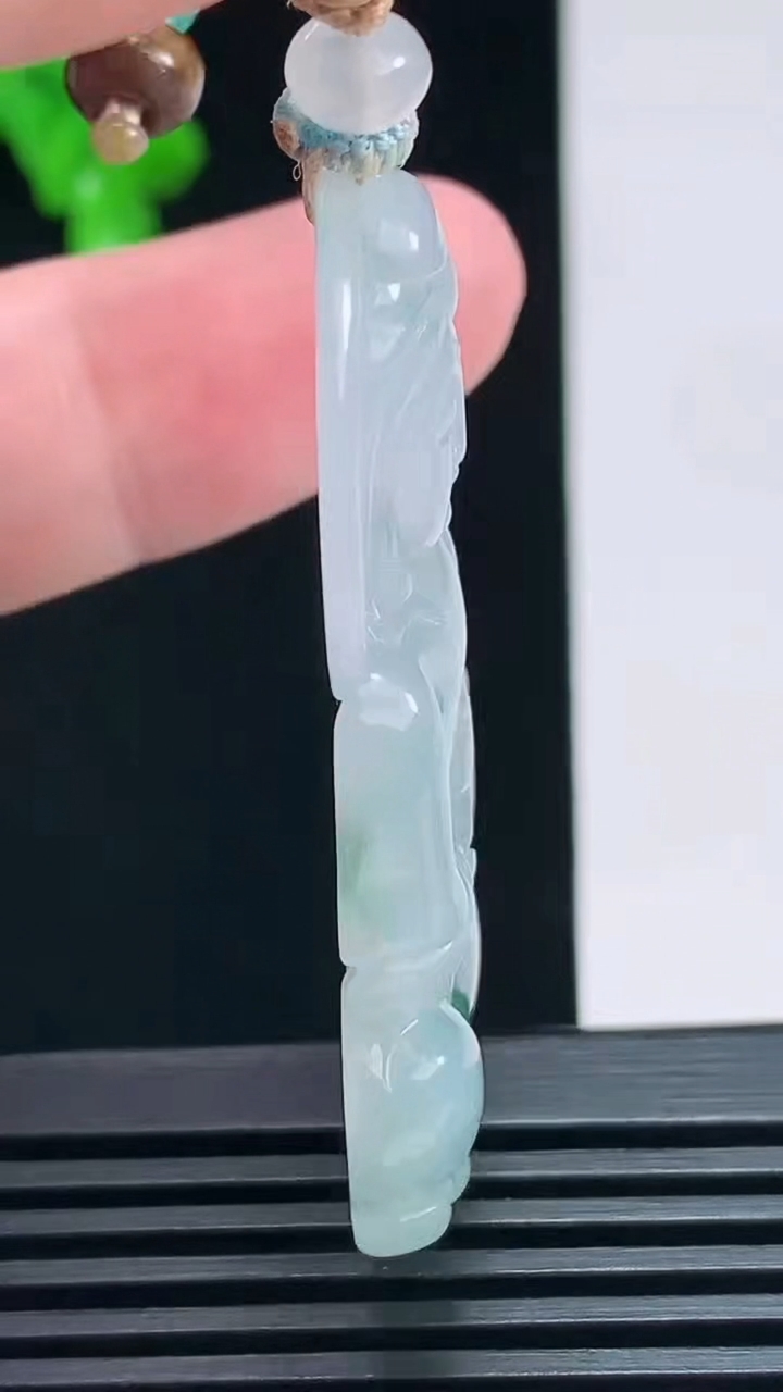 天然A货翡翠冰种飘花正装观音吊坠，尺寸50-32.2-5.3 重量:18.11g
7月8日