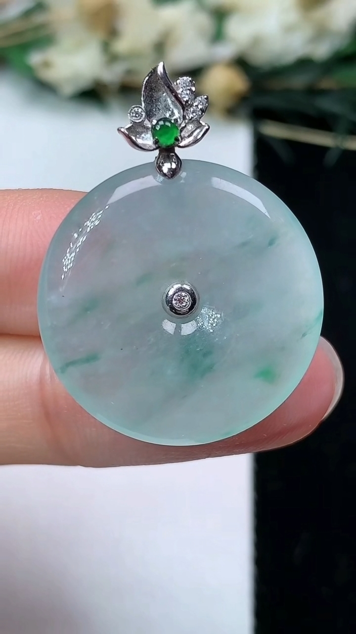 天然A货翡翠平安扣吊坠，尺寸23.6-3.9，重量:5.35g
7月8日