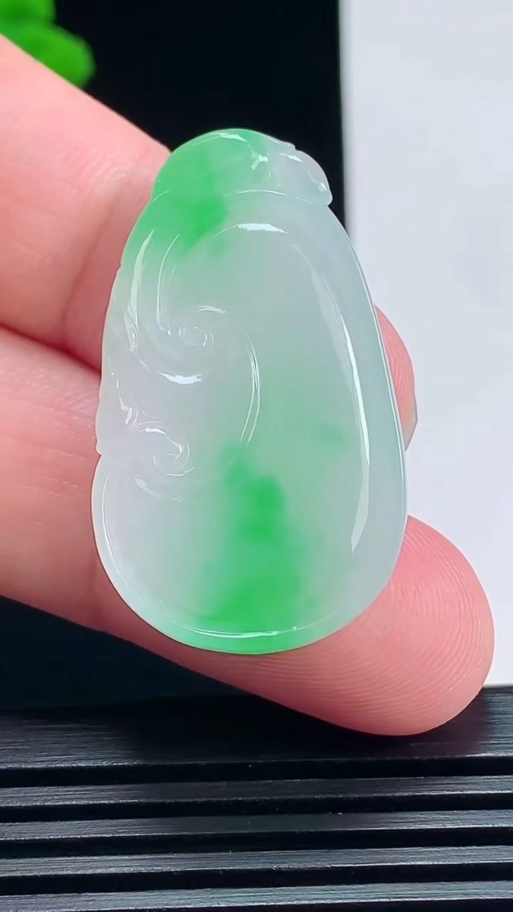 天然A货翡翠如意吊坠，尺寸36-21-5 重量:8.54g
7月8日