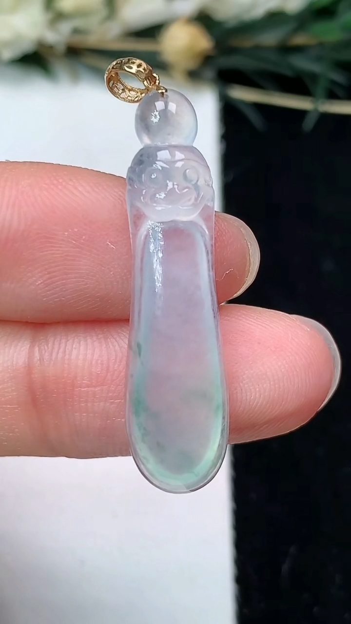 天然A货翡翠飘花福瓜吊坠，尺寸32.4-8.4-4.2，重量:1.98g
7月8日