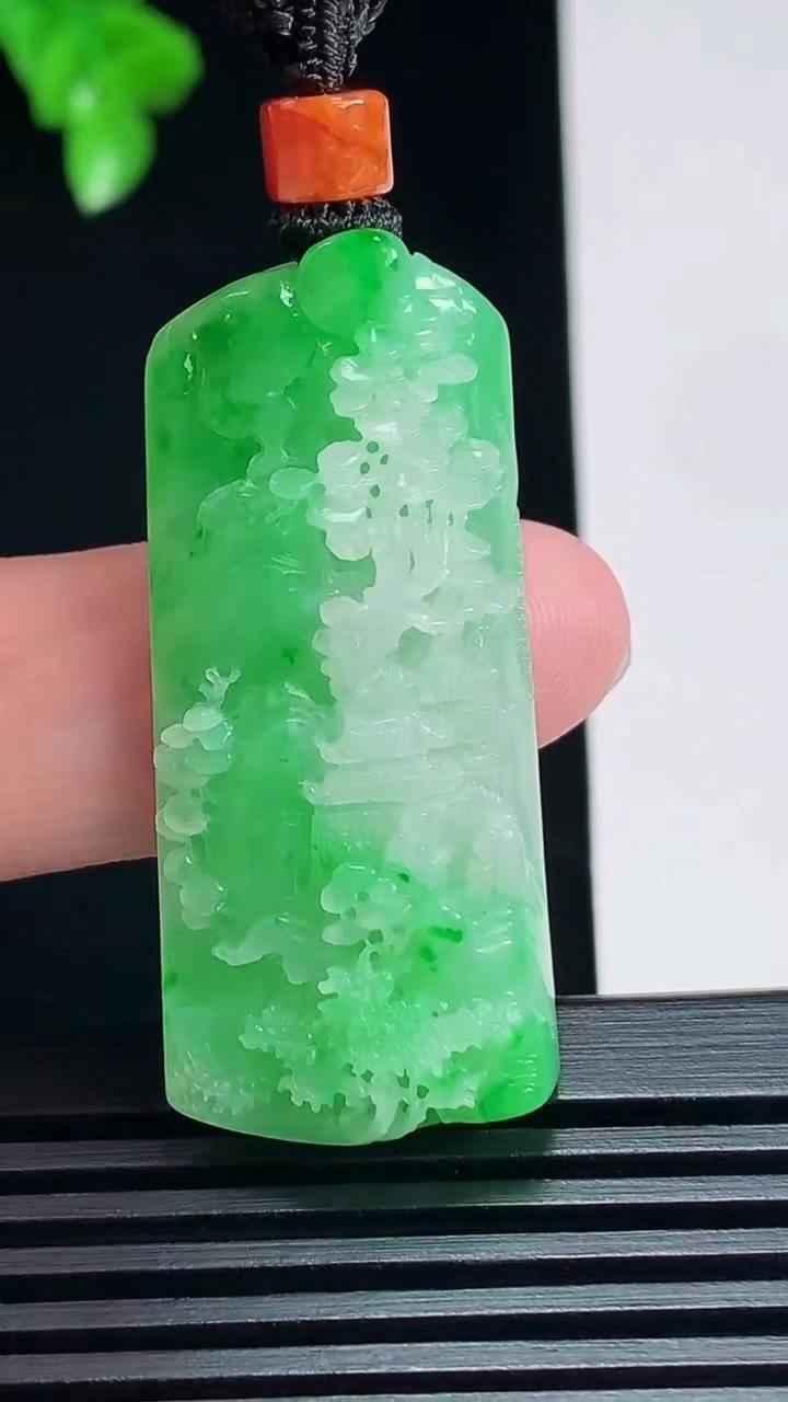 天然A货翡翠山水牌吊坠，尺寸43-19.5-9 重量:18.50g
7月8日