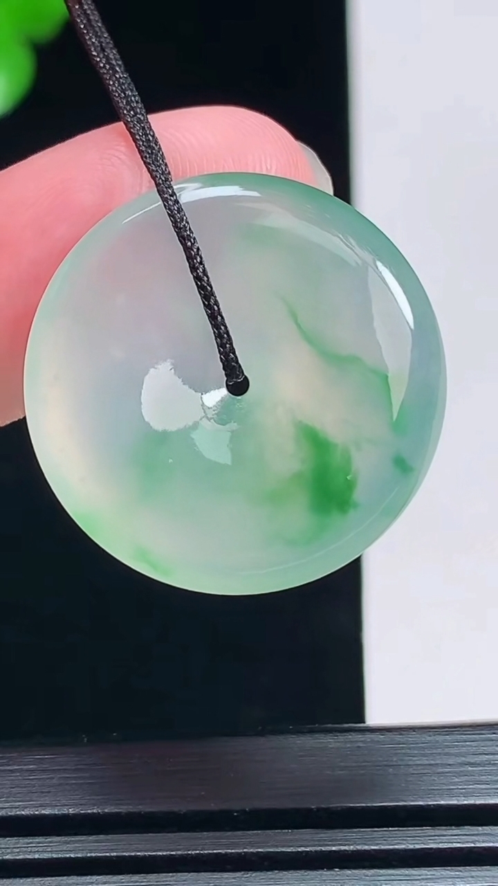 天然A货翡翠平安扣吊坠，尺寸25-4.6 重量:6.23g
7月8日