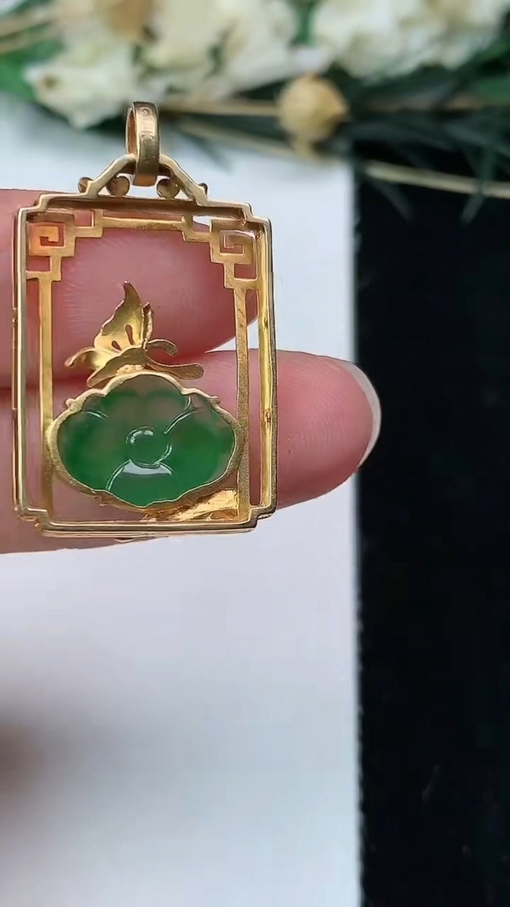 天然A货翡翠满绿和和美美 荷花吊坠，尺寸29-17.3-3.9，裸石9-13，重量:2.28g
7月8日