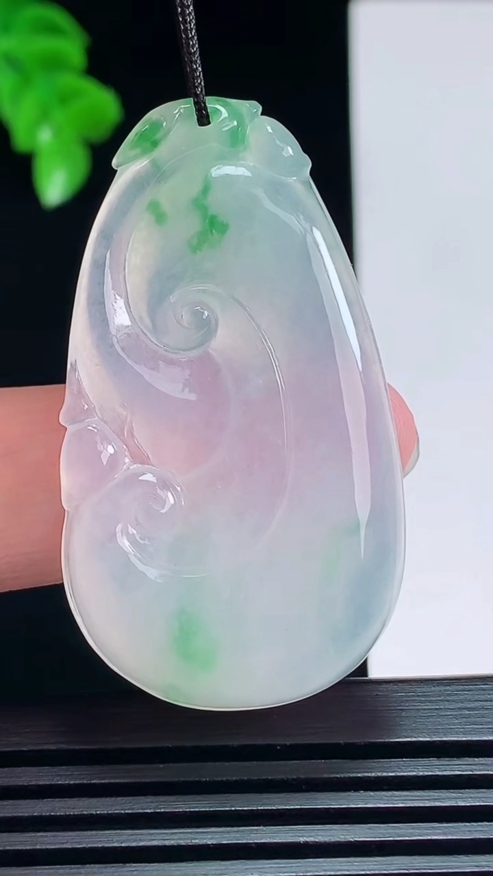 天然A货翡翠如意吊坠，尺寸46-26-5 重量:10.65g
7月8日