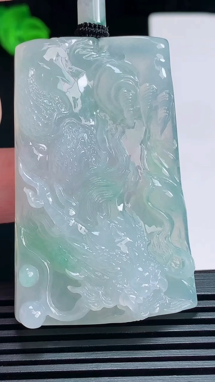 天然A货翡翠龙牌吊坠，尺寸55.6-36-10 重量:39.13g
7月8日