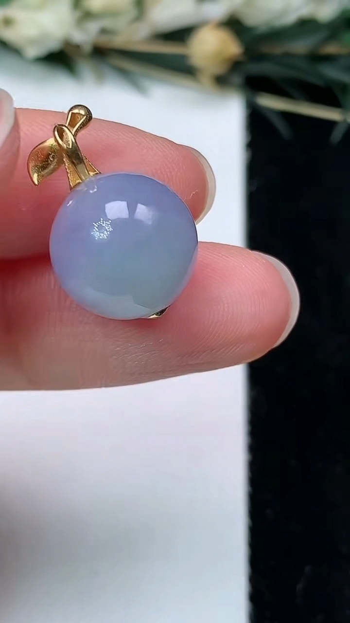 天然A货翡翠k金紫罗兰圆珠吊坠，尺寸12.3，重量:3.42g7月8日
工厂直销收藏佳品,种好水足，色泽均匀，有种有色，上手高大气！