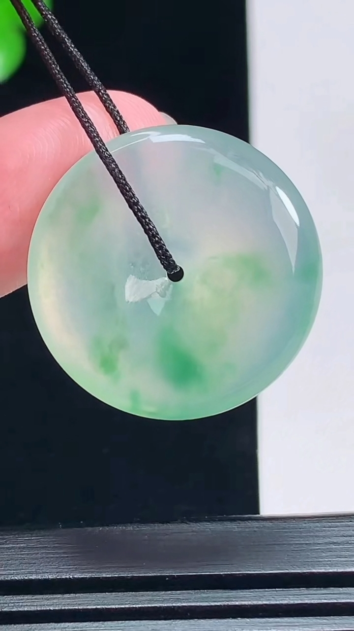 天然A货翡翠平安扣吊坠，尺寸25-4.6 重量:6.23g
7月8日