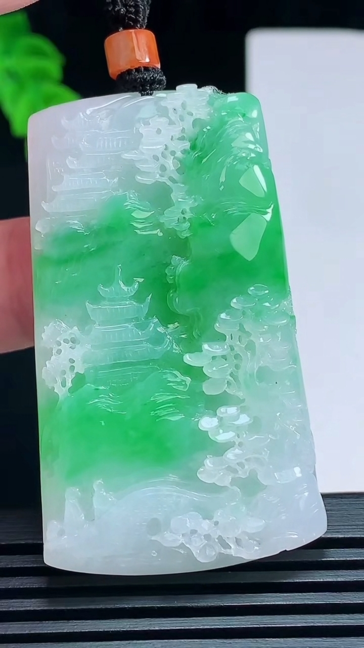 天然A货翡翠山水牌吊坠，尺寸54-32-7 重量:29.82g
7月8日