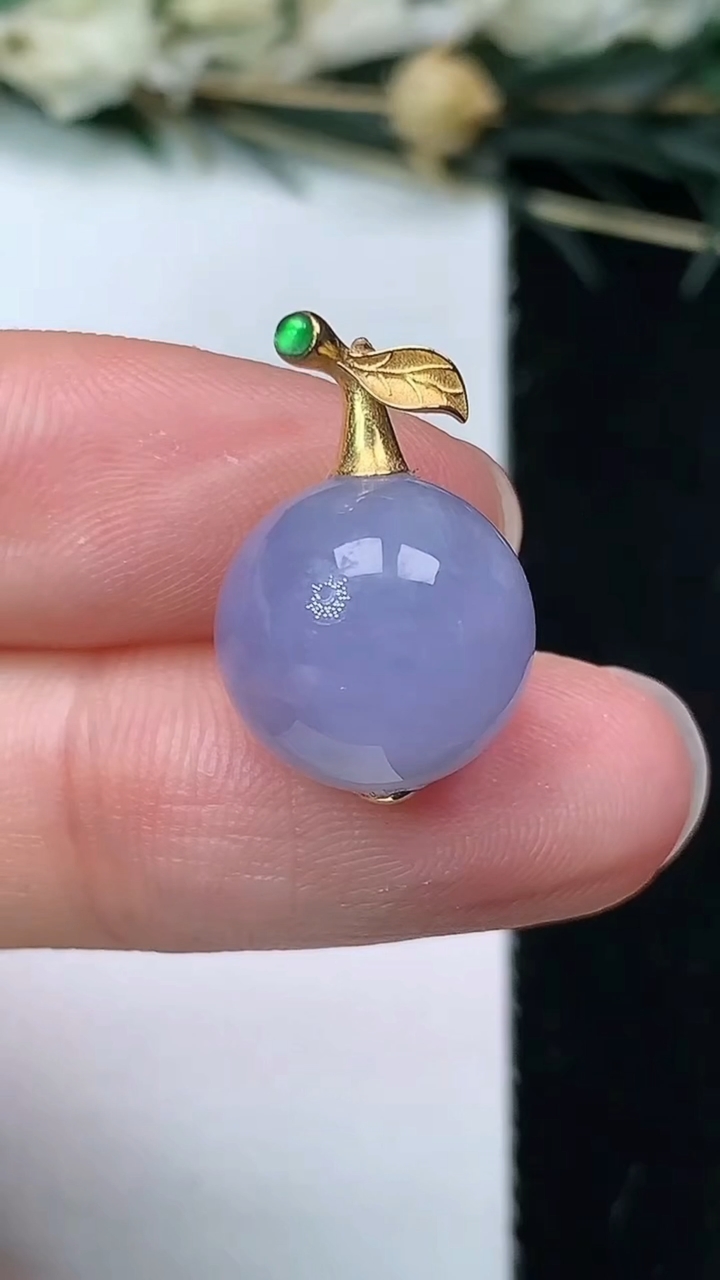 天然A货翡翠k金紫罗兰圆珠吊坠，尺寸12.3，重量:3.42g7月8日
工厂直销收藏佳品,种好水足，
