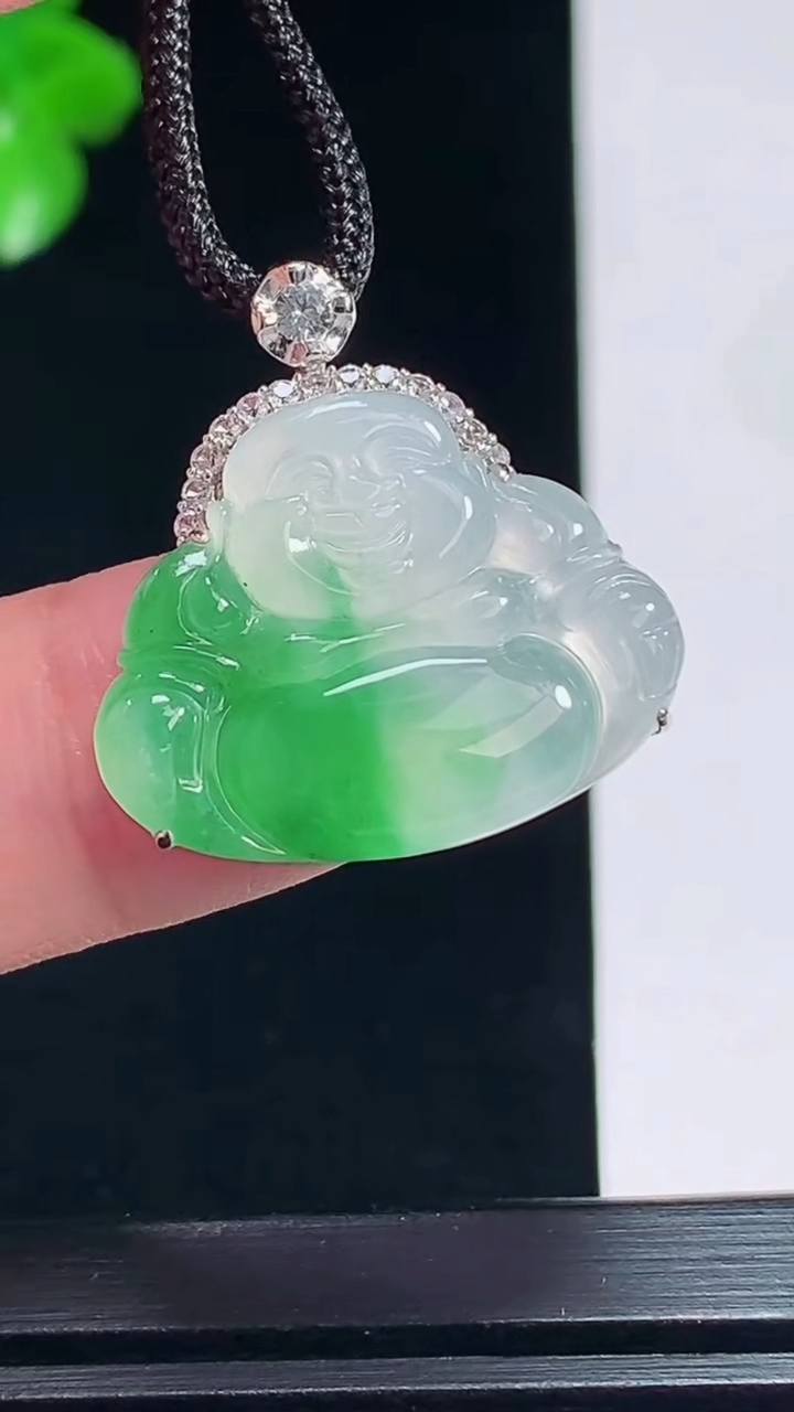 天然A货翡翠佛公吊坠，尺寸24-23.8-6.3，裸石18-23.5 重量:4.65g
7月8日