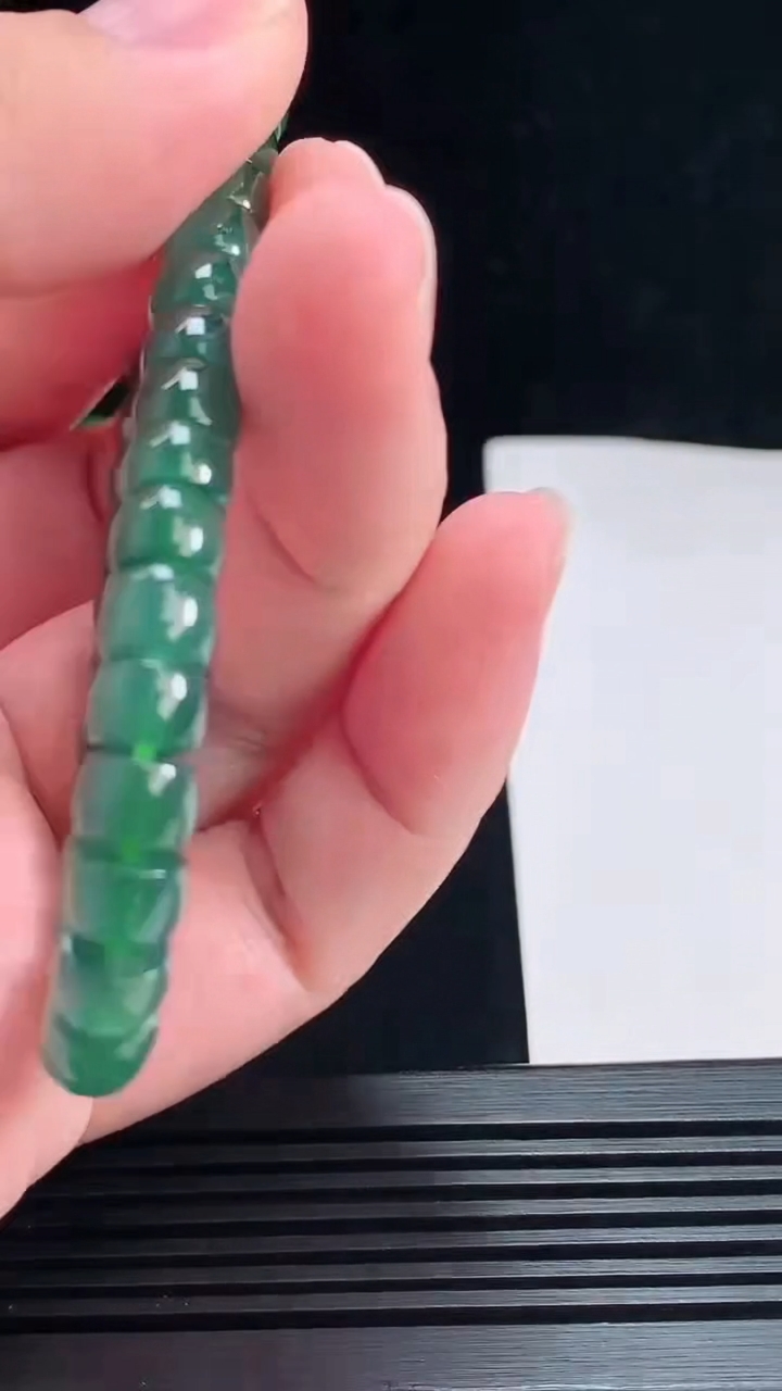 天然A货翡翠路路通手串，尺寸7-5 重量:18.77g7月8日
工厂直销收藏佳品,种好水足，色泽均匀，有种有色，上手高大气！