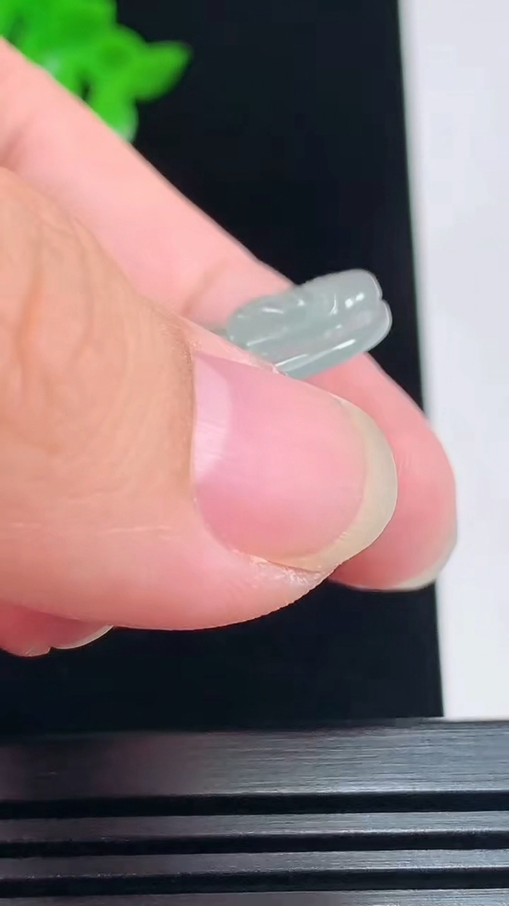 天然A货翡翠素衣观音吊坠，尺寸36-23-4 重量:6.13g
7月9日