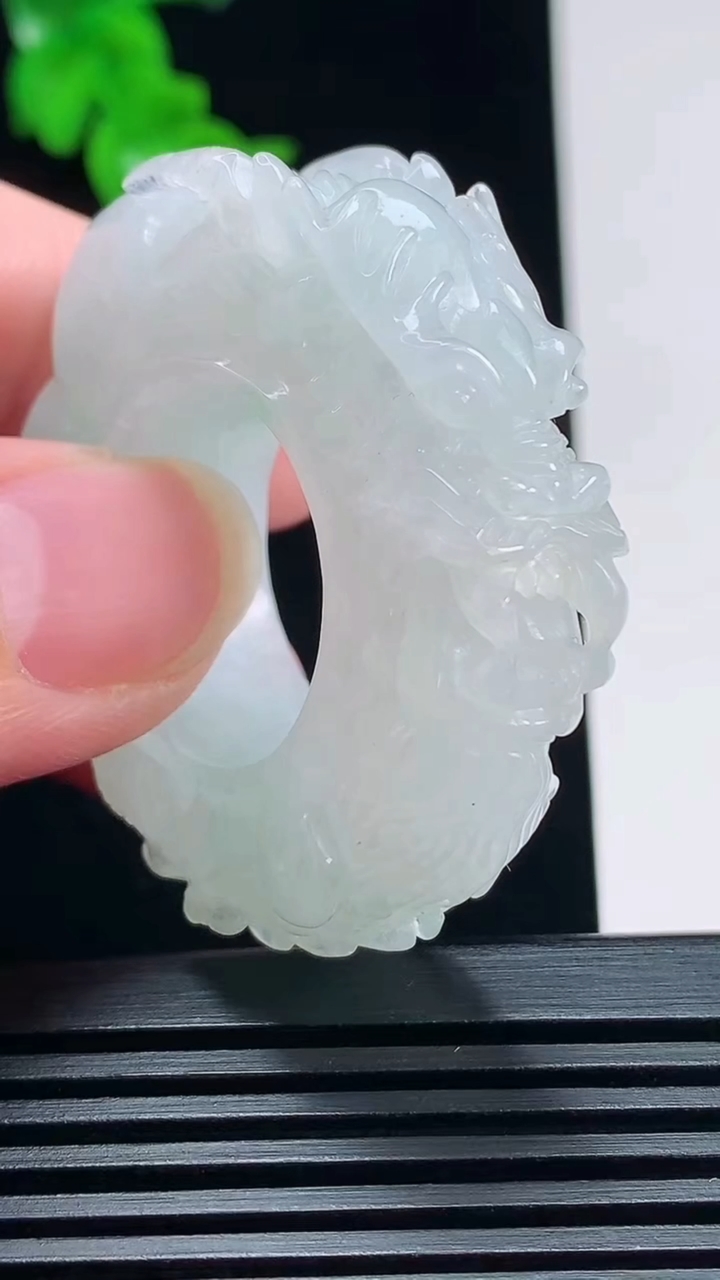 天然A货翡翠雕龙玉扳指 戒指，尺寸21.5-13-13 重量:40.80g2026年7月9日
工厂直