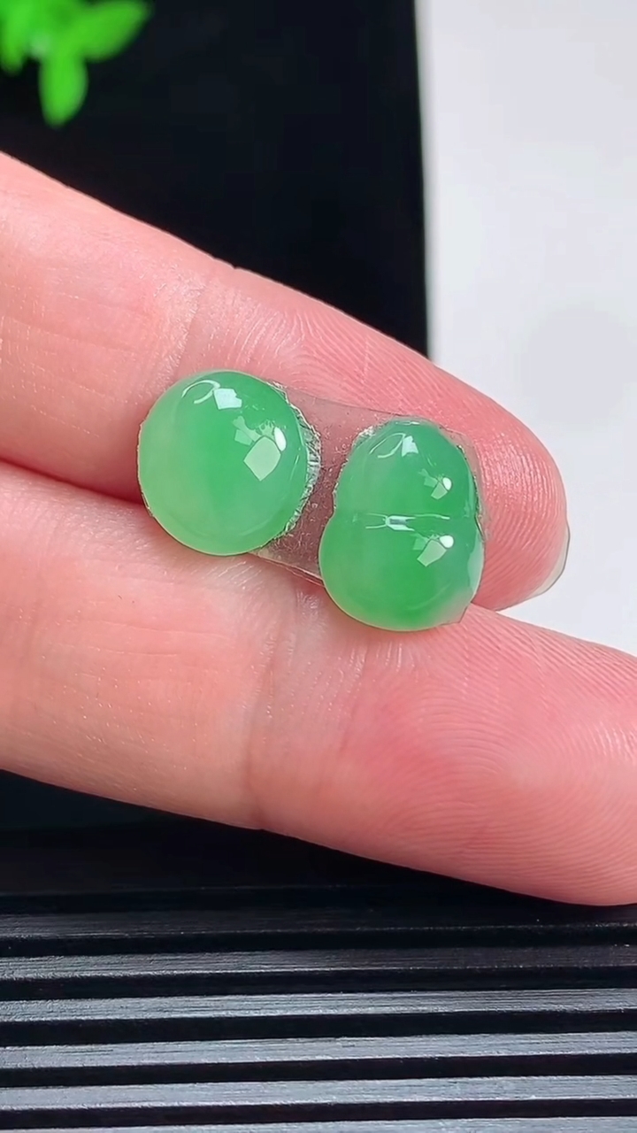 天然A货翡翠蛋面 葫芦镶嵌件一对，尺寸12-9.5-5，10.6-10-4.5 重量:1.70g
7