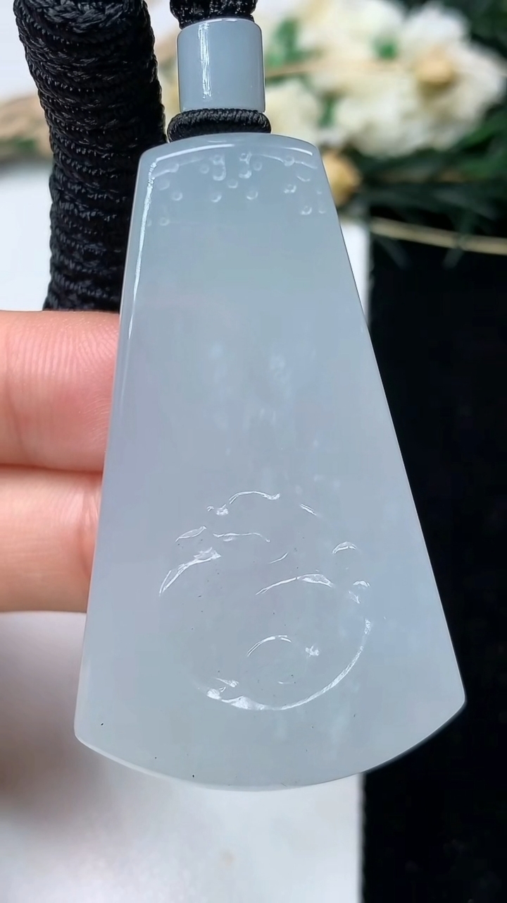 天然A货翡翠白冰仿古龙牌吊坠，尺寸47.7-29-9.3，重量:34.76g
7月9日