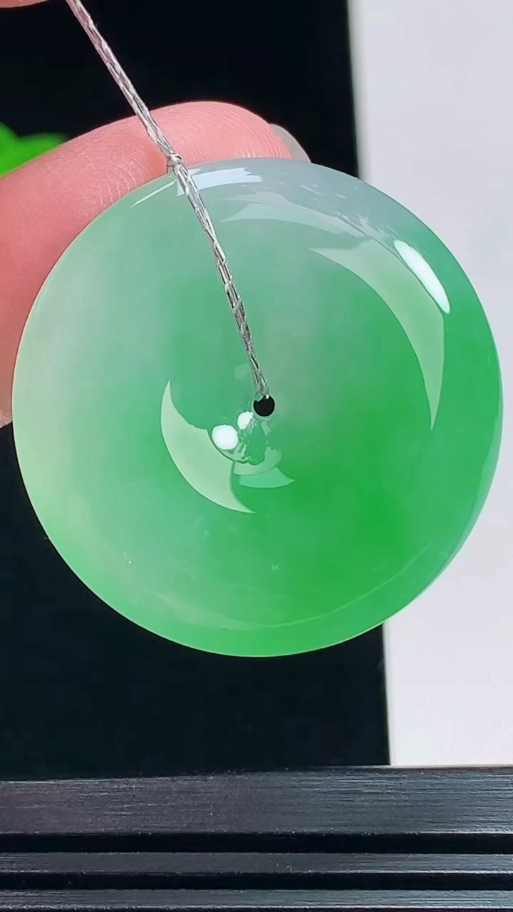 天然A货翡翠平安扣吊坠，尺寸31.5-5.8 重量:11.85g
7月9日