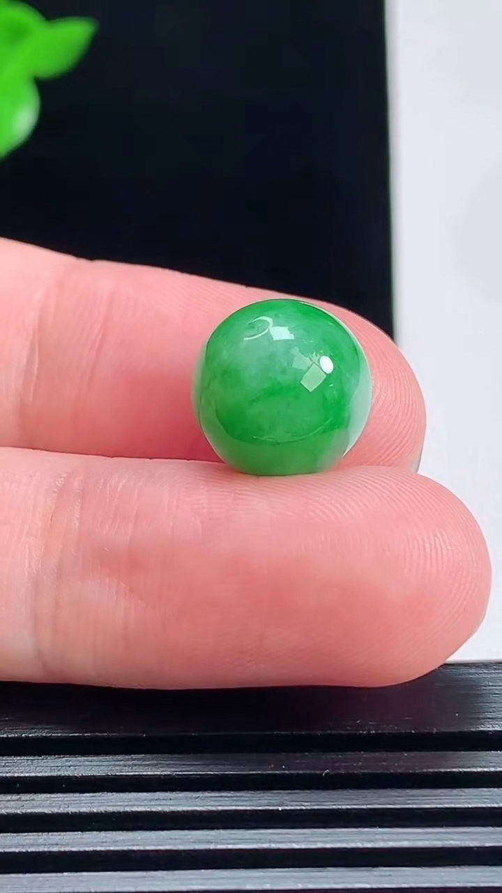 天然A货翡翠圆珠镶嵌件，尺寸12 重量:3.00g
7月9日