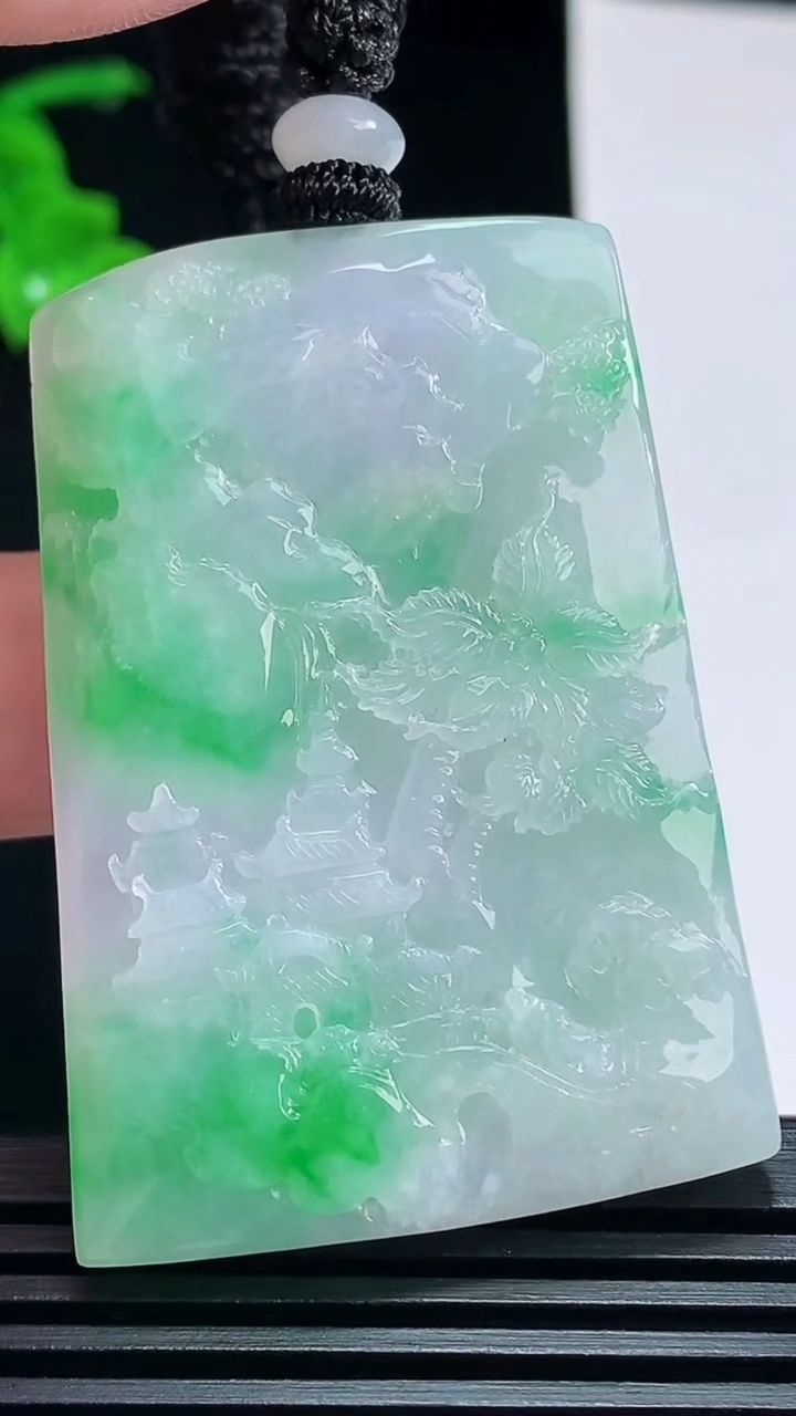 天然A货翡翠山水牌吊坠，尺寸52-36-6.6 重量:34.41g
7月9日