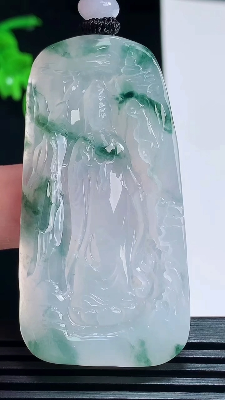 天然A货翡翠冰种飘花观音菩萨吊坠，尺寸57-30-6.3 重量:26.64g
7月9日