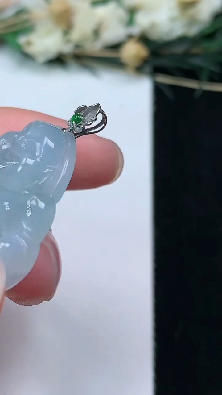 天然A货翡翠白冰佛公吊坠，尺寸25.4-29.2-6.7，重量:7.95g
7月9日