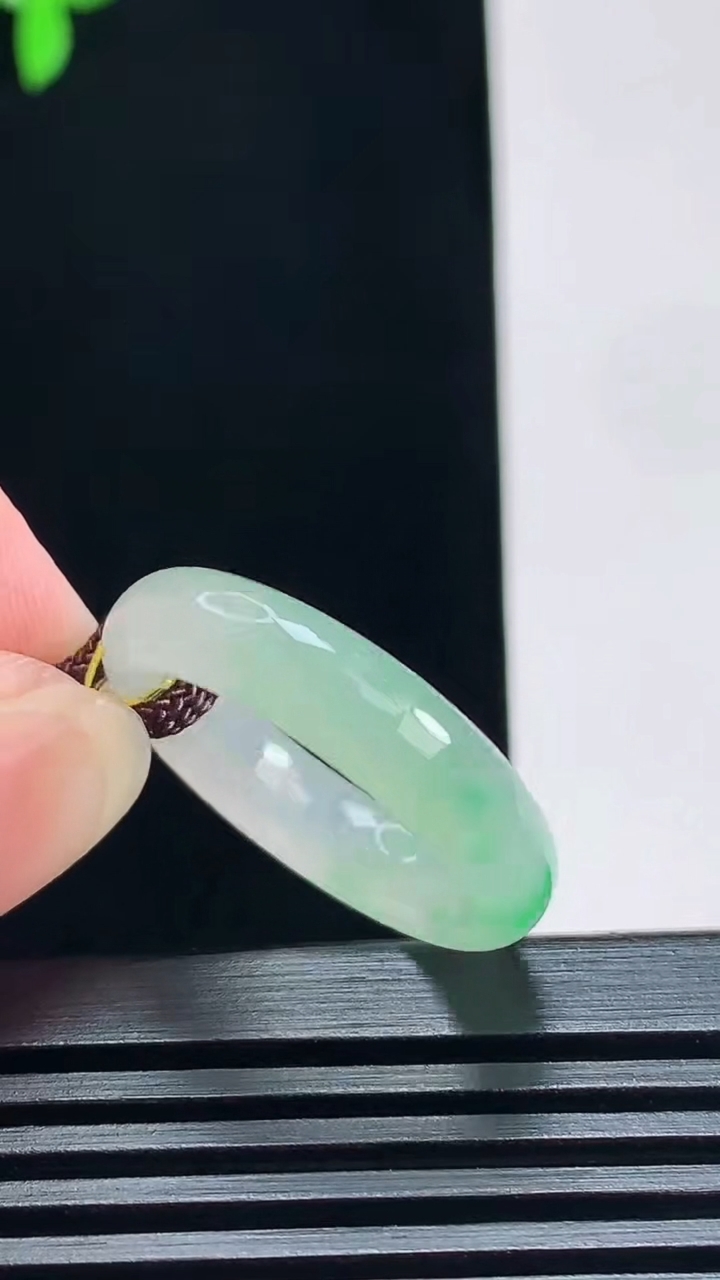 天然A货翡翠玉指环 戒指，尺寸18.5-5-3.6 重量:4.24g2026年7月9日
工厂直销收藏佳品,种好水足，色泽均匀，有种有色，上手高大气！