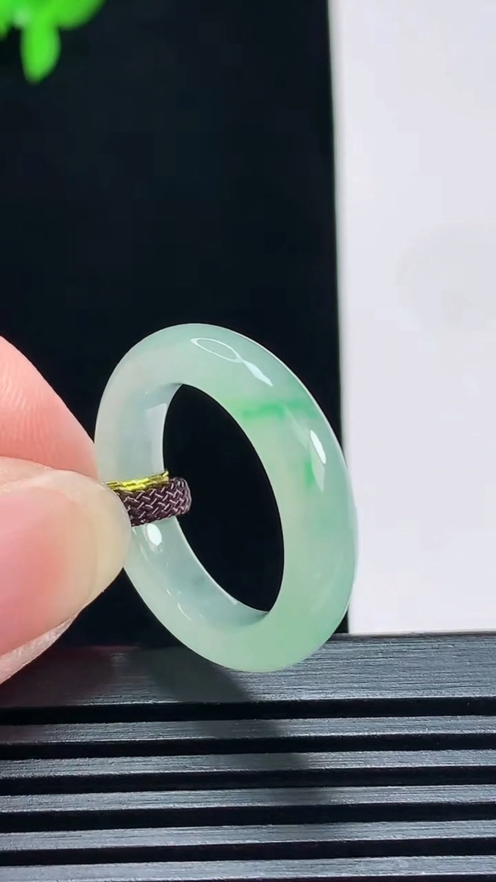 天然A货翡翠玉指环 戒指，尺寸18.2-5.3-3.8 重量:4.32g2026年7月9日
工厂直销收藏佳品,种好水足，色泽均匀，有种有色，上手高大气！