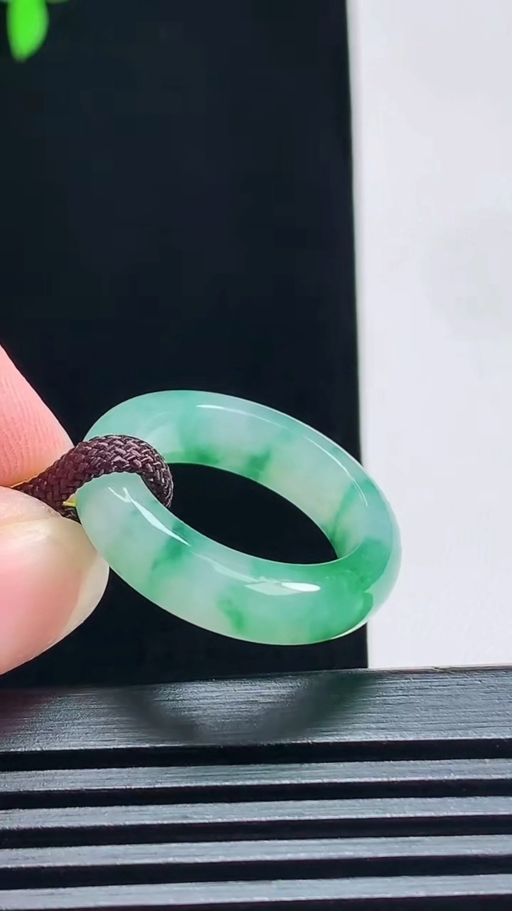 天然A货翡翠玉指环 戒指，尺寸17.3-5.5-3.6 重量:4.28g2026年7月9日
工厂直销收藏佳品,种好水足，色泽均匀，有种有色，上手高大气！