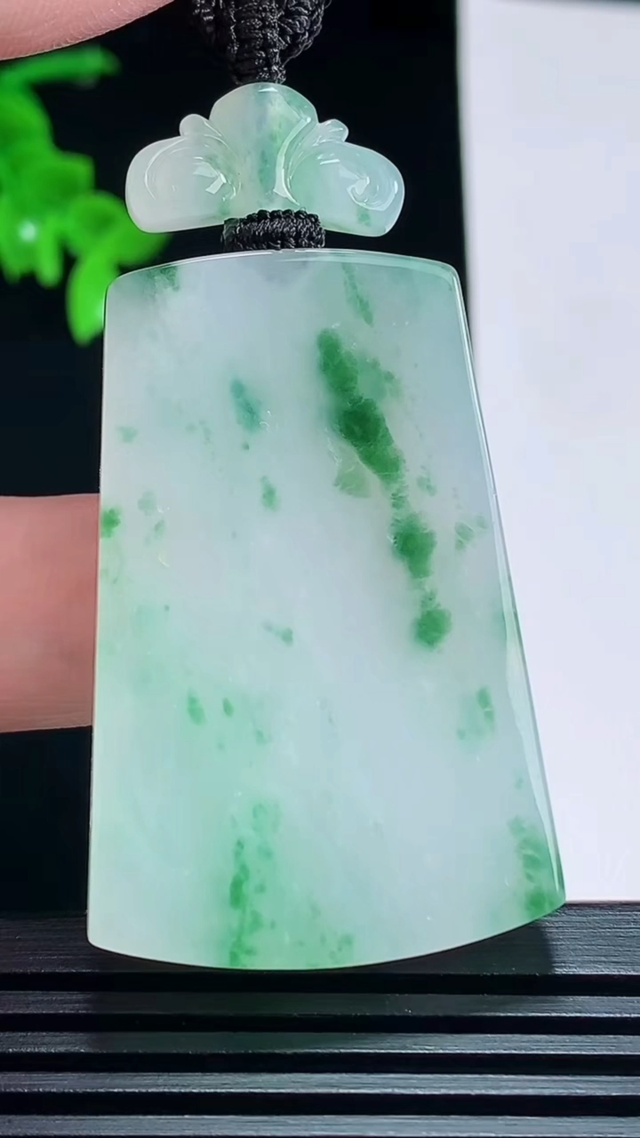 天然A货翡翠冰种飘花仿古无事牌吊坠，尺寸45.6-30-5.6 重量:26.16g
7月9日