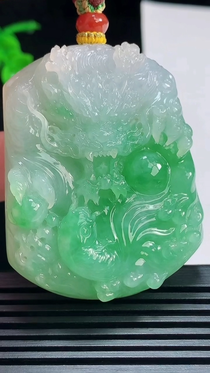 天然A货翡翠龙牌吊坠，尺寸54-42.5-11 重量:65.37g
7月9日