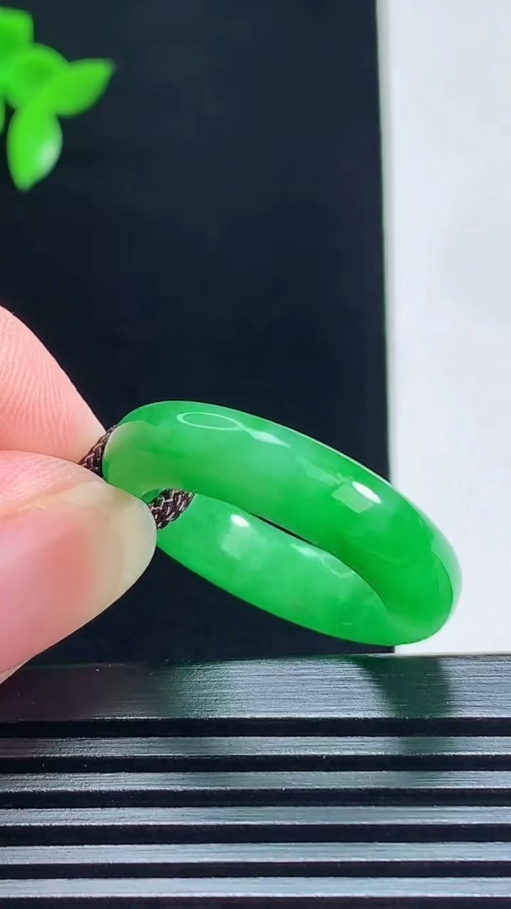 天然A货翡翠玉指环 戒指，尺寸18.3-5.6-4.5 重量:5.34g2026年7月9日
工厂直销收藏佳品,种好水足，色泽均匀，有种有色，上手高大气！