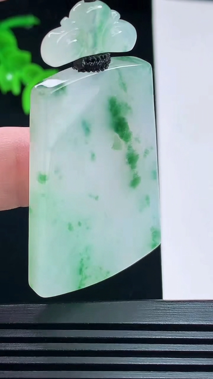 天然A货翡翠冰种飘花仿古无事牌吊坠，尺寸45.6-30-5.6 重量:26.16g
7月9日