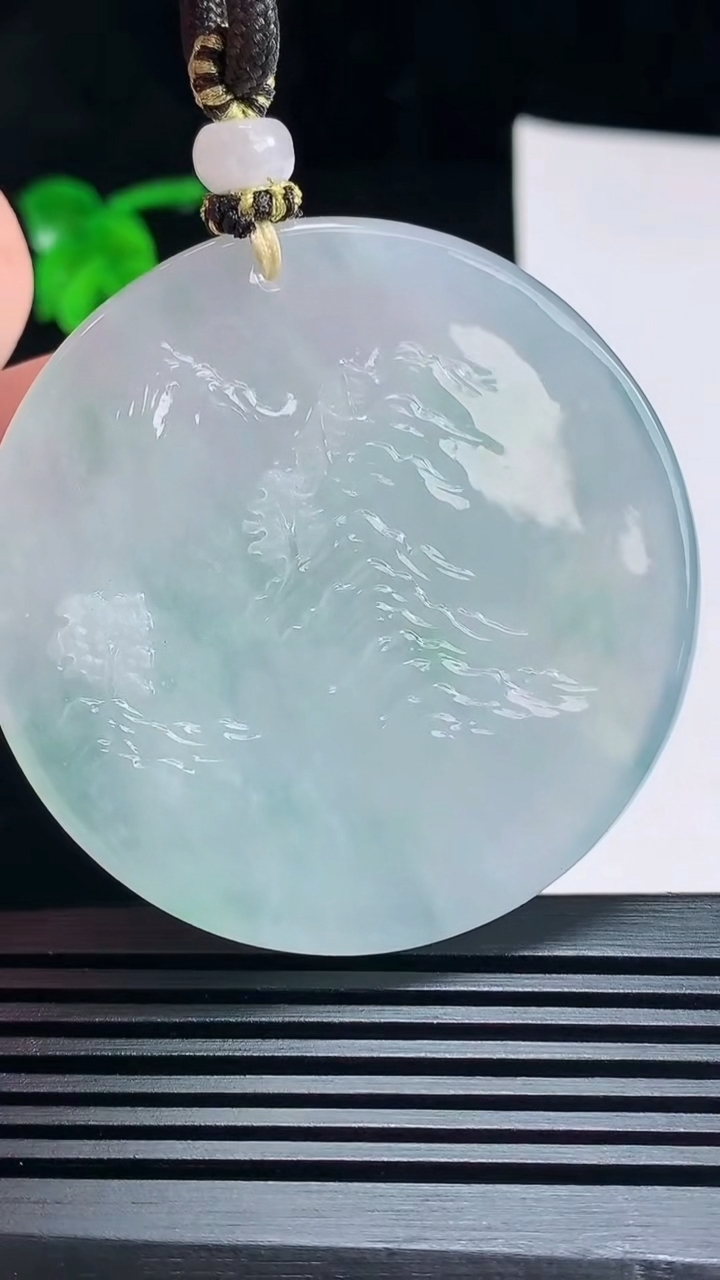 天然A货翡翠山水牌吊坠，尺寸53.6-5.2 重量:41.92g
7月9日