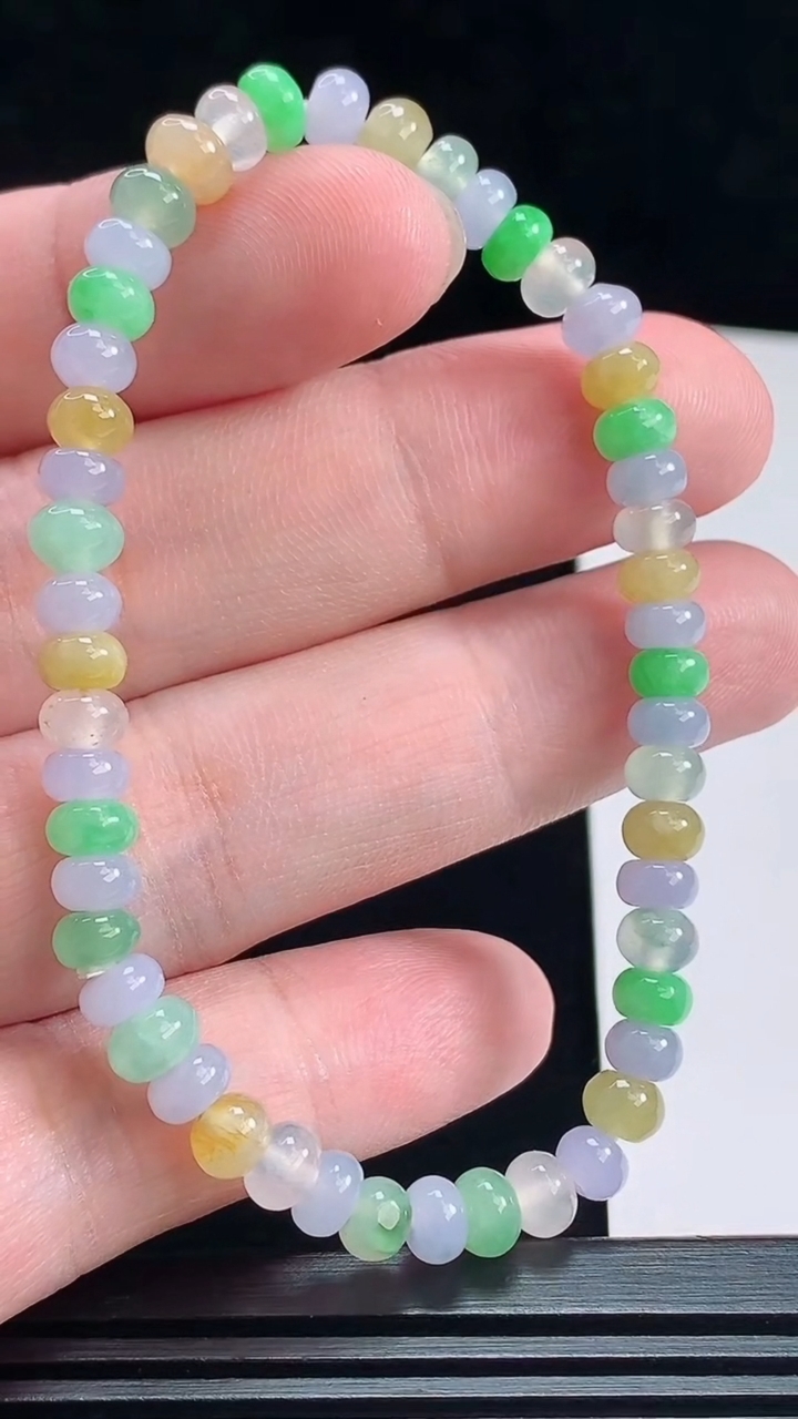 天然A货翡翠三彩算盘珠手串，尺寸5.8-4 重量:10.36g7月9日
工厂直销收藏佳品,种好水足，色泽均匀，有种有色，上手高大气！