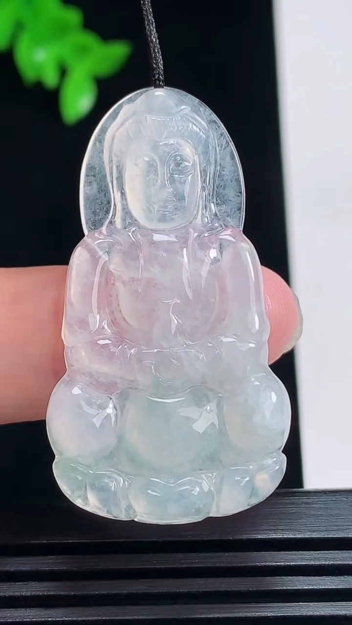天然A货翡翠正装观音吊坠，尺寸42-23-3.5 重量:5.66g
7月9日