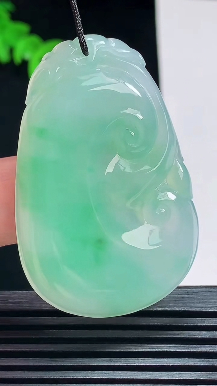 天然A货翡翠如意吊坠，尺寸49.6-33-4.8 重量:15.55g
7月9日
