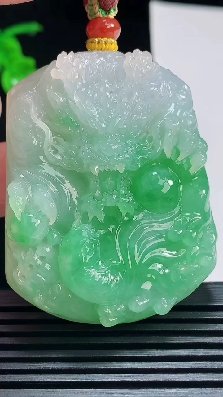 天然A货翡翠龙牌吊坠，尺寸54-42.5-11 重量:65.37g
7月9日