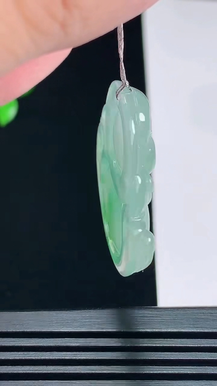 天然A货翡翠佛公吊坠，尺寸32-34-5.6 重量:10.08g
7月9日