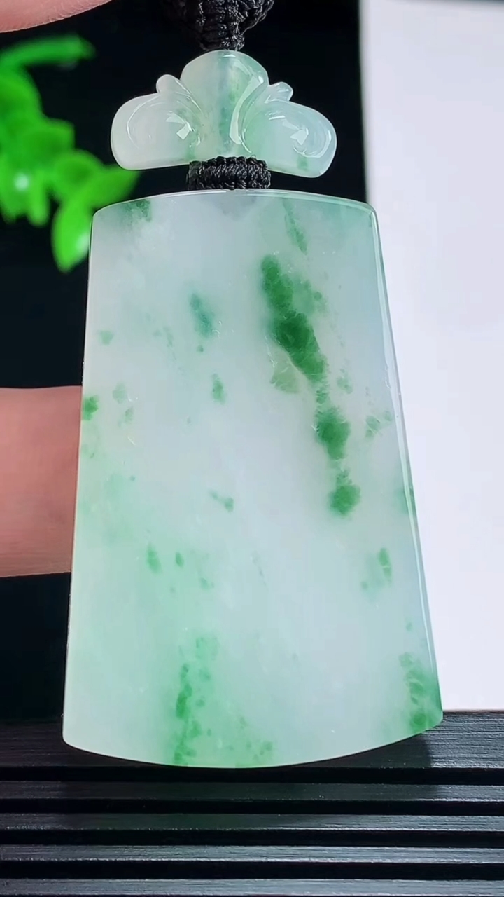 天然A货翡翠冰种飘花仿古无事牌吊坠，尺寸45.6-30-5.6 重量:26.16g
7月9日